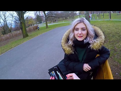 ❤️ Nilulon ang mainit na cum ng isang estranghero para sa pera - blowjob sa parke ni Eva Elfie Porno vk sa amin ﹏
