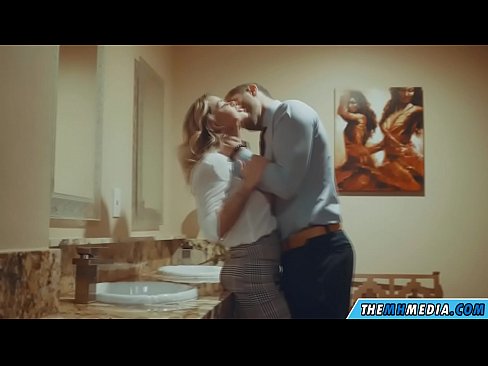❤️ Kapag ang isang busty blonde seduces sa isang pampublikong banyo Porno vk sa amin ﹏